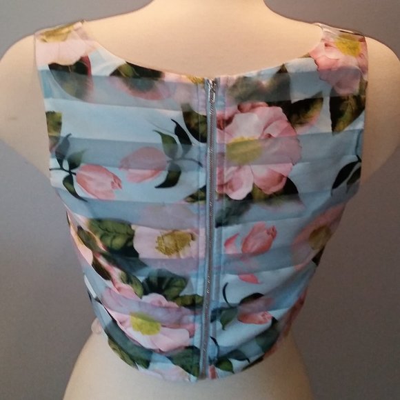 Papaya pink and blue floral sleeveless crop top - Picture 3 of 5